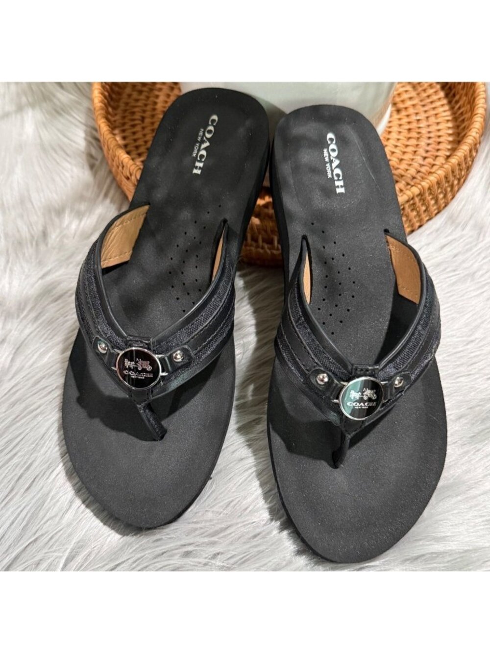 size 8 Coach New York black "jasmine" flip flops thong cushioned slip on sandals
